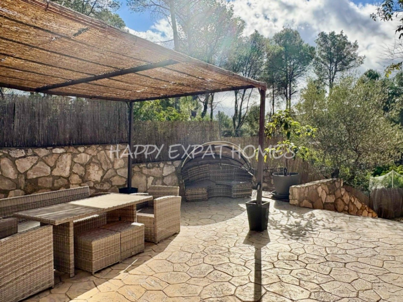 Dieses wunderschöne Zuhause in Olivella ist eine wahre Oase des Lichts, des Raumes und des Komforts – der perfekte Ort, um den mediterranen Lebensstil