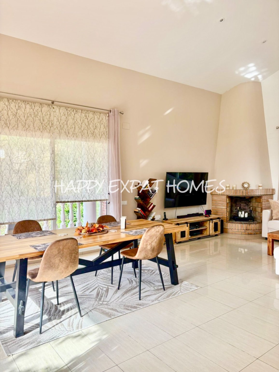 Dieses wunderschöne Zuhause in Olivella ist eine wahre Oase des Lichts, des Raumes und des Komforts – der perfekte Ort, um den mediterranen Lebensstil