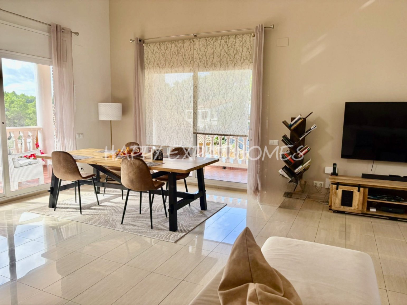 Dieses wunderschöne Zuhause in Olivella ist eine wahre Oase des Lichts, des Raumes und des Komforts – der perfekte Ort, um den mediterranen Lebensstil