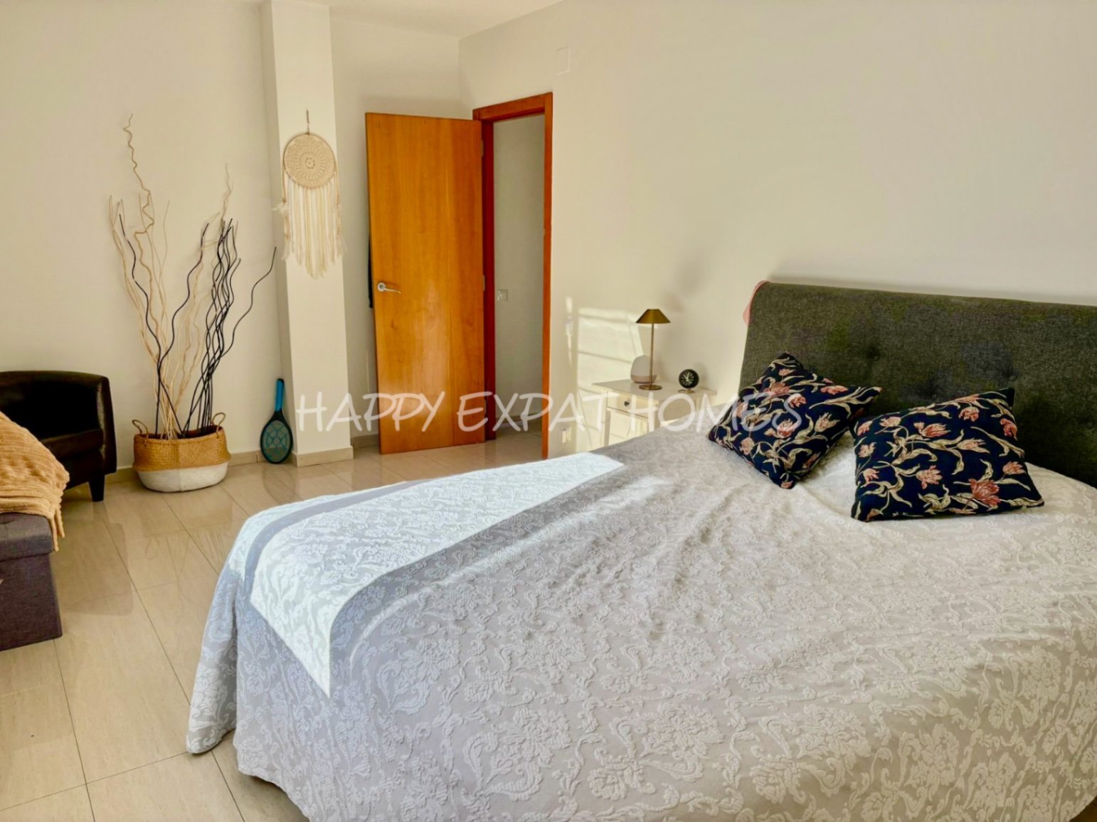 Dieses wunderschöne Zuhause in Olivella ist eine wahre Oase des Lichts, des Raumes und des Komforts – der perfekte Ort, um den mediterranen Lebensstil