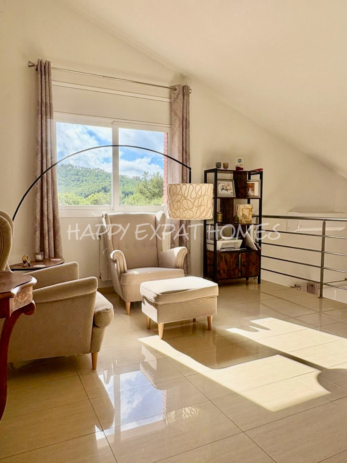 Dieses wunderschöne Zuhause in Olivella ist eine wahre Oase des Lichts, des Raumes und des Komforts – der perfekte Ort, um den mediterranen Lebensstil