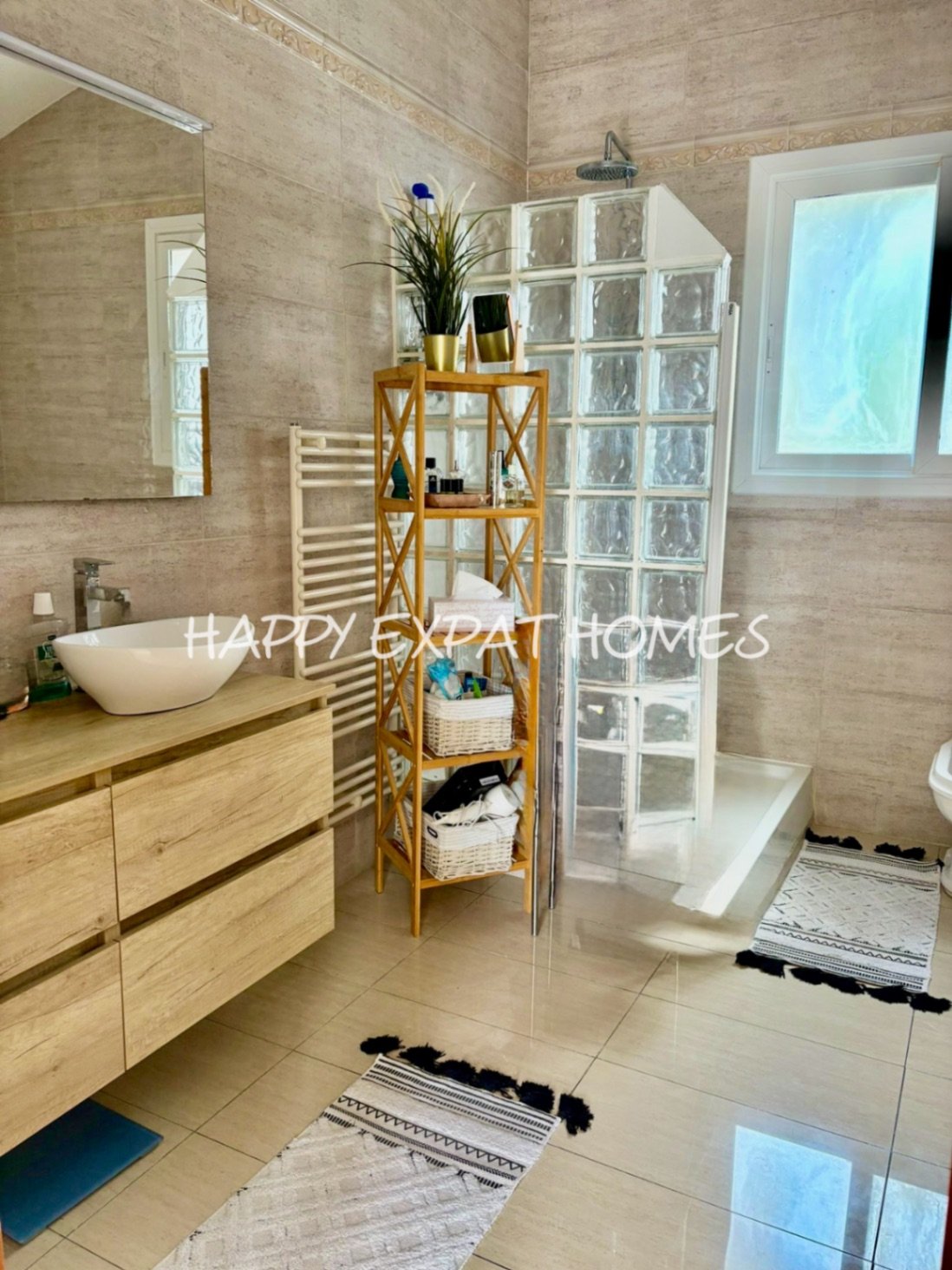 Dieses wunderschöne Zuhause in Olivella ist eine wahre Oase des Lichts, des Raumes und des Komforts – der perfekte Ort, um den mediterranen Lebensstil