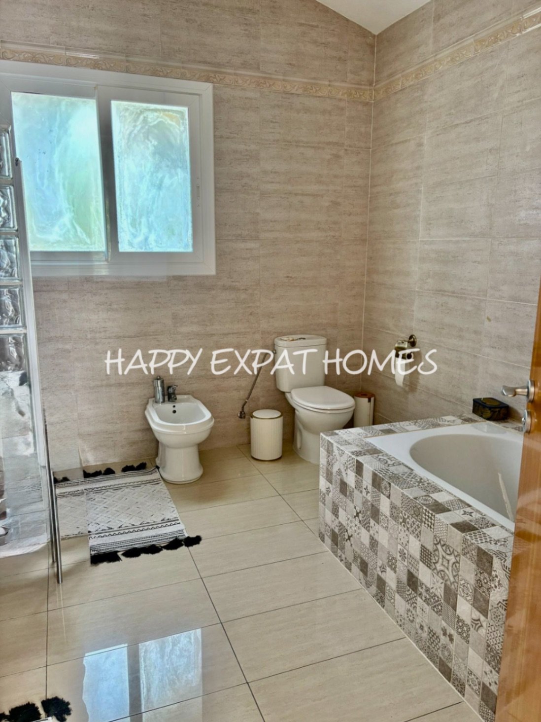 Dieses wunderschöne Zuhause in Olivella ist eine wahre Oase des Lichts, des Raumes und des Komforts – der perfekte Ort, um den mediterranen Lebensstil