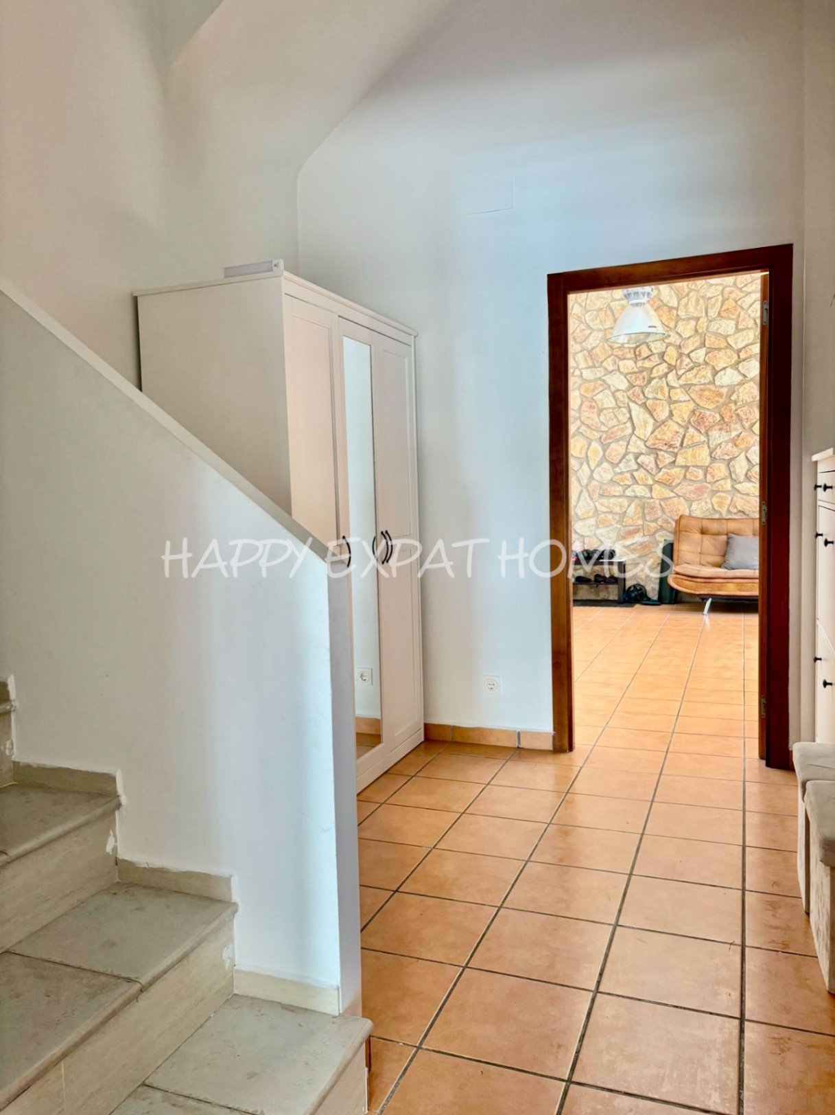 Dieses wunderschöne Zuhause in Olivella ist eine wahre Oase des Lichts, des Raumes und des Komforts – der perfekte Ort, um den mediterranen Lebensstil