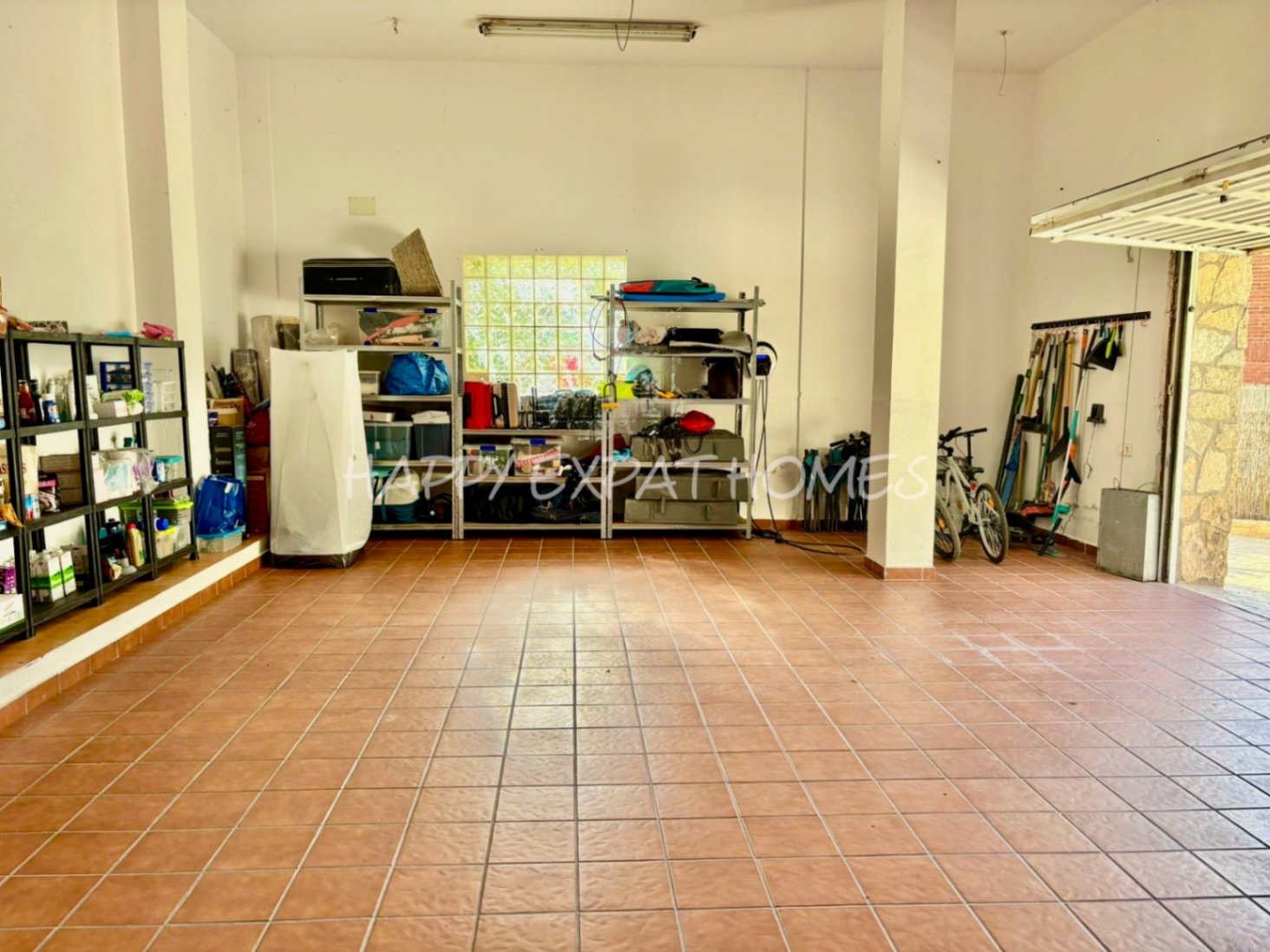 Dieses wunderschöne Zuhause in Olivella ist eine wahre Oase des Lichts, des Raumes und des Komforts – der perfekte Ort, um den mediterranen Lebensstil