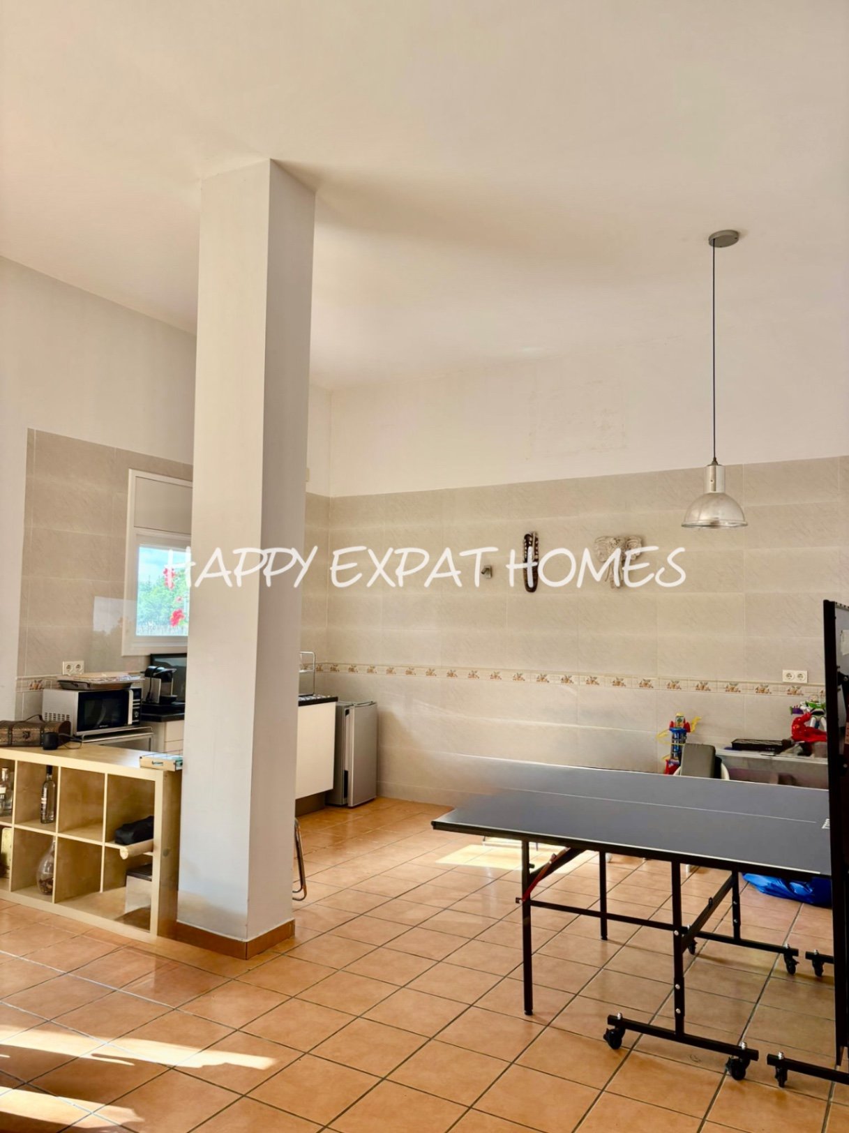 Dieses wunderschöne Zuhause in Olivella ist eine wahre Oase des Lichts, des Raumes und des Komforts – der perfekte Ort, um den mediterranen Lebensstil