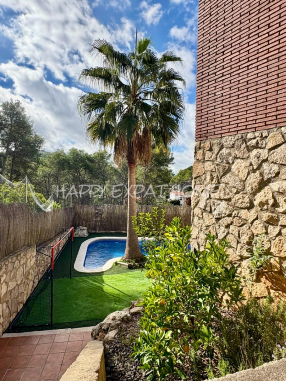 Dieses wunderschöne Zuhause in Olivella ist eine wahre Oase des Lichts, des Raumes und des Komforts – der perfekte Ort, um den mediterranen Lebensstil