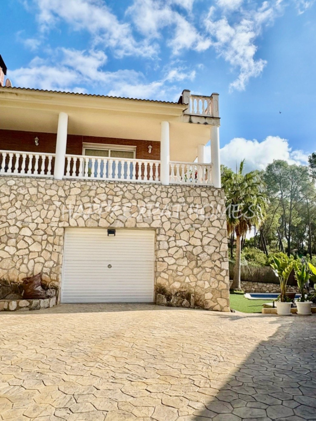 Dieses wunderschöne Zuhause in Olivella ist eine wahre Oase des Lichts, des Raumes und des Komforts – der perfekte Ort, um den mediterranen Lebensstil