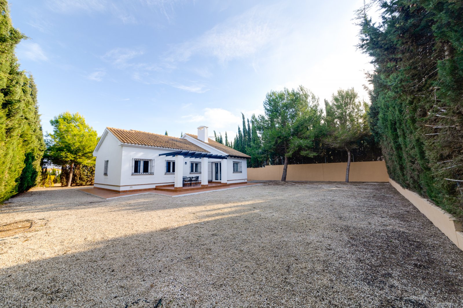 In der charmanten Umgebung von Fuente Álamo gelegen, bietet diese Wohnanlage eine Auswahl von 7 Häusern, die darauf ausgelegt sind, unterschiedliche