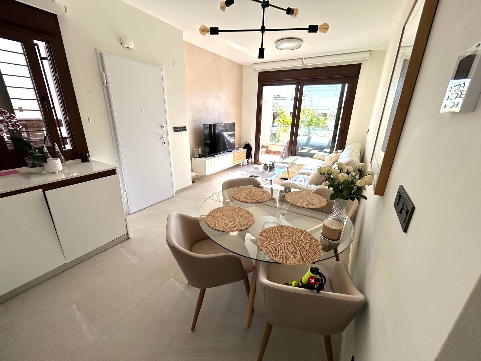 In der charmanten Stadt Torrevieja gelegen, bietet dieser exklusive Wohnkomplex eine Vielzahl von Typologien, die sich an unterschiedliche Lebensstil