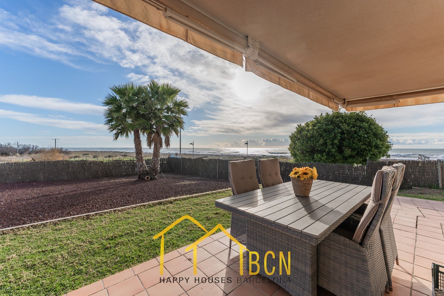 Einzigartige Erdgeschosswohnung in erster Linie mit Garten, Strandblick und Privatsphäre.
Diese Wohnung mit vier Schlafzimmern hat eine Fläche von 122