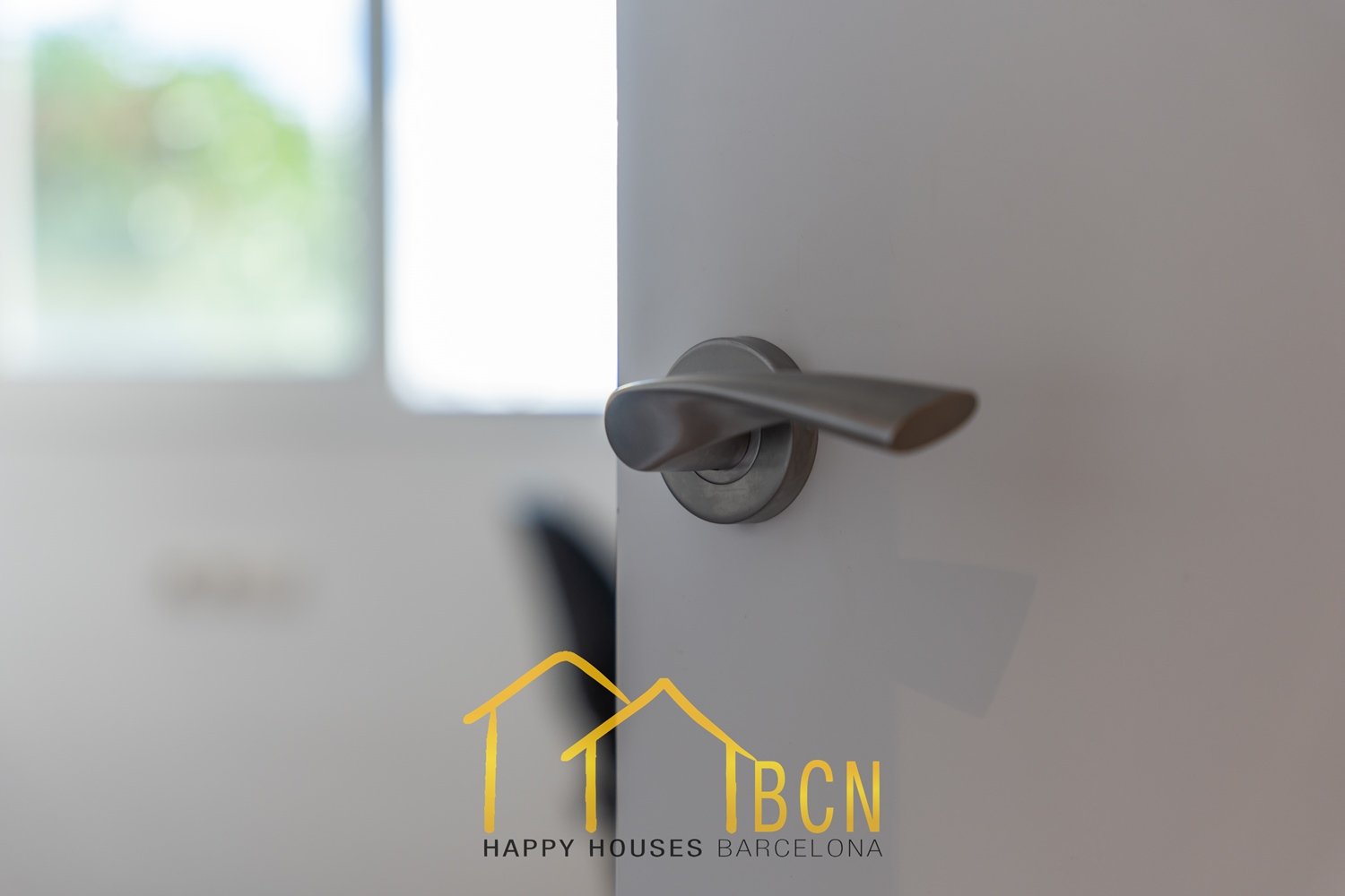 Einzigartige Erdgeschosswohnung in erster Linie mit Garten, Strandblick und Privatsphäre.
Diese Wohnung mit vier Schlafzimmern hat eine Fläche von 122