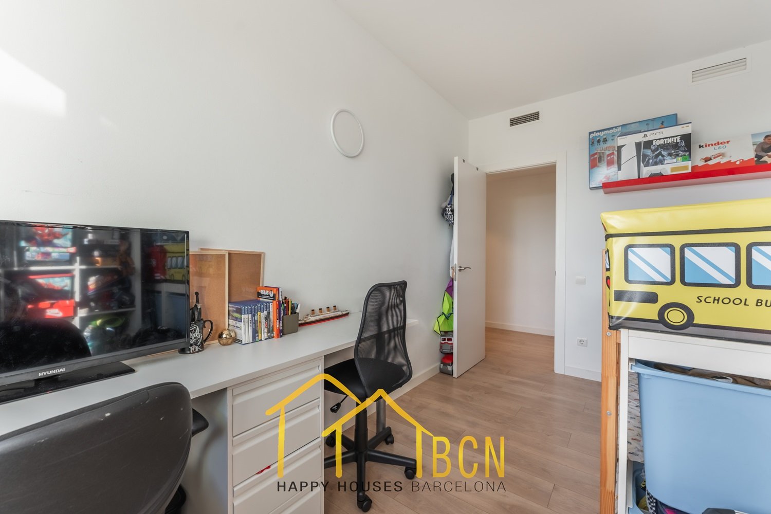 Einzigartige Erdgeschosswohnung in erster Linie mit Garten, Strandblick und Privatsphäre.
Diese Wohnung mit vier Schlafzimmern hat eine Fläche von 122