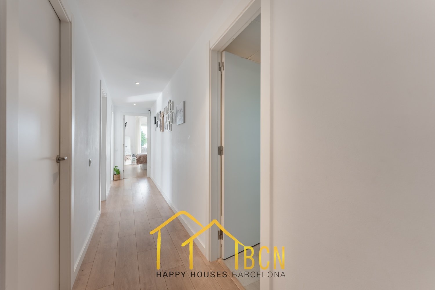 Einzigartige Erdgeschosswohnung in erster Linie mit Garten, Strandblick und Privatsphäre.
Diese Wohnung mit vier Schlafzimmern hat eine Fläche von 122