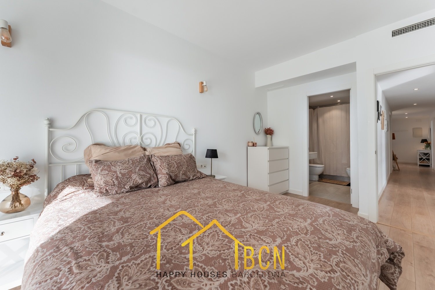 Einzigartige Erdgeschosswohnung in erster Linie mit Garten, Strandblick und Privatsphäre.
Diese Wohnung mit vier Schlafzimmern hat eine Fläche von 122