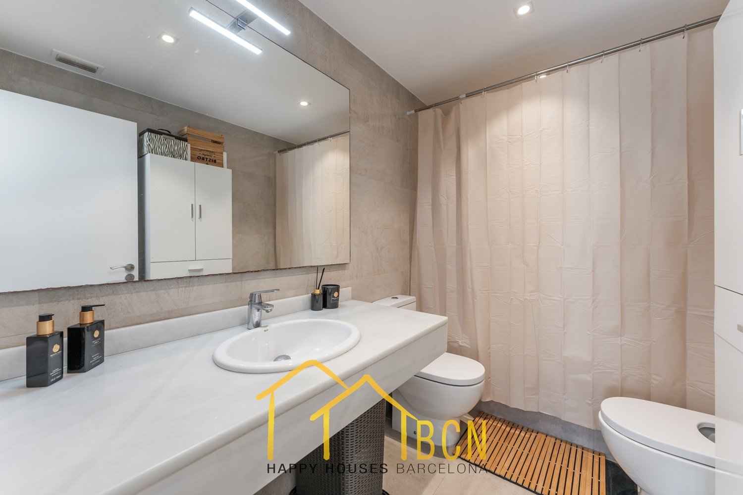 Einzigartige Erdgeschosswohnung in erster Linie mit Garten, Strandblick und Privatsphäre.
Diese Wohnung mit vier Schlafzimmern hat eine Fläche von 122