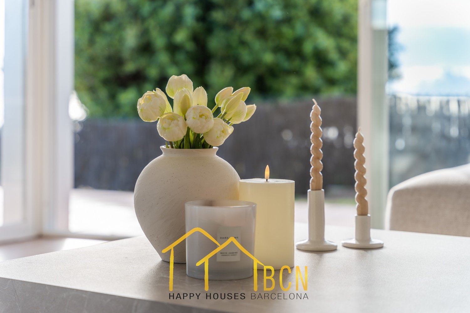 Einzigartige Erdgeschosswohnung in erster Linie mit Garten, Strandblick und Privatsphäre.
Diese Wohnung mit vier Schlafzimmern hat eine Fläche von 122