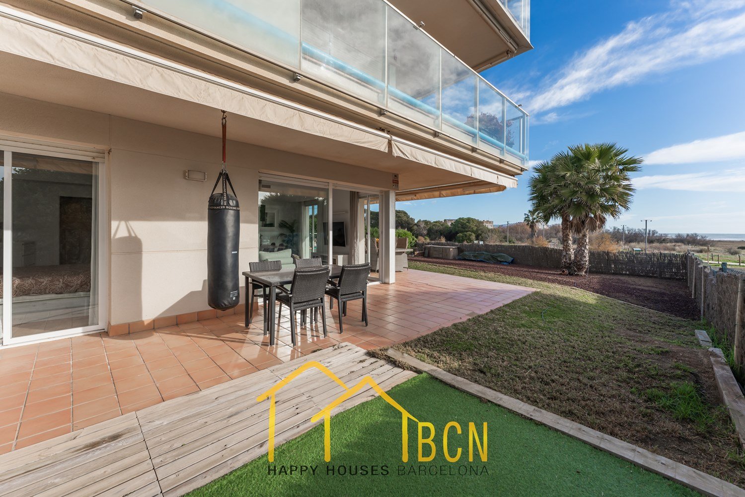 Einzigartige Erdgeschosswohnung in erster Linie mit Garten, Strandblick und Privatsphäre.
Diese Wohnung mit vier Schlafzimmern hat eine Fläche von 122