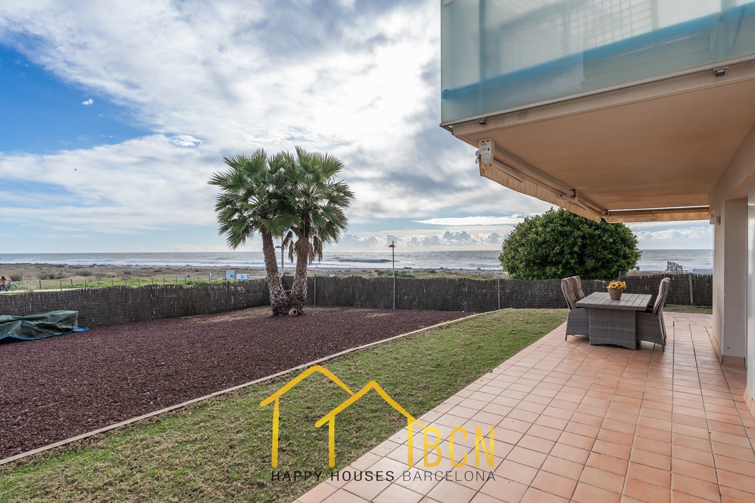 Einzigartige Erdgeschosswohnung in erster Linie mit Garten, Strandblick und Privatsphäre.
Diese Wohnung mit vier Schlafzimmern hat eine Fläche von 122