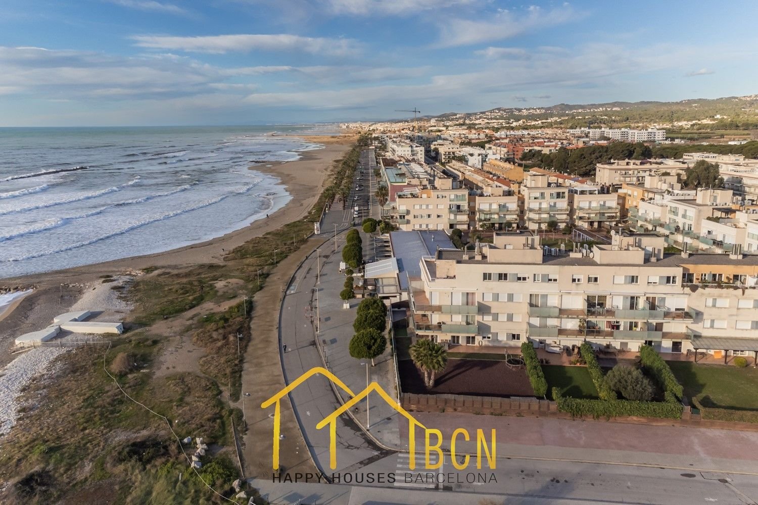 Einzigartige Erdgeschosswohnung in erster Linie mit Garten, Strandblick und Privatsphäre.
Diese Wohnung mit vier Schlafzimmern hat eine Fläche von 122