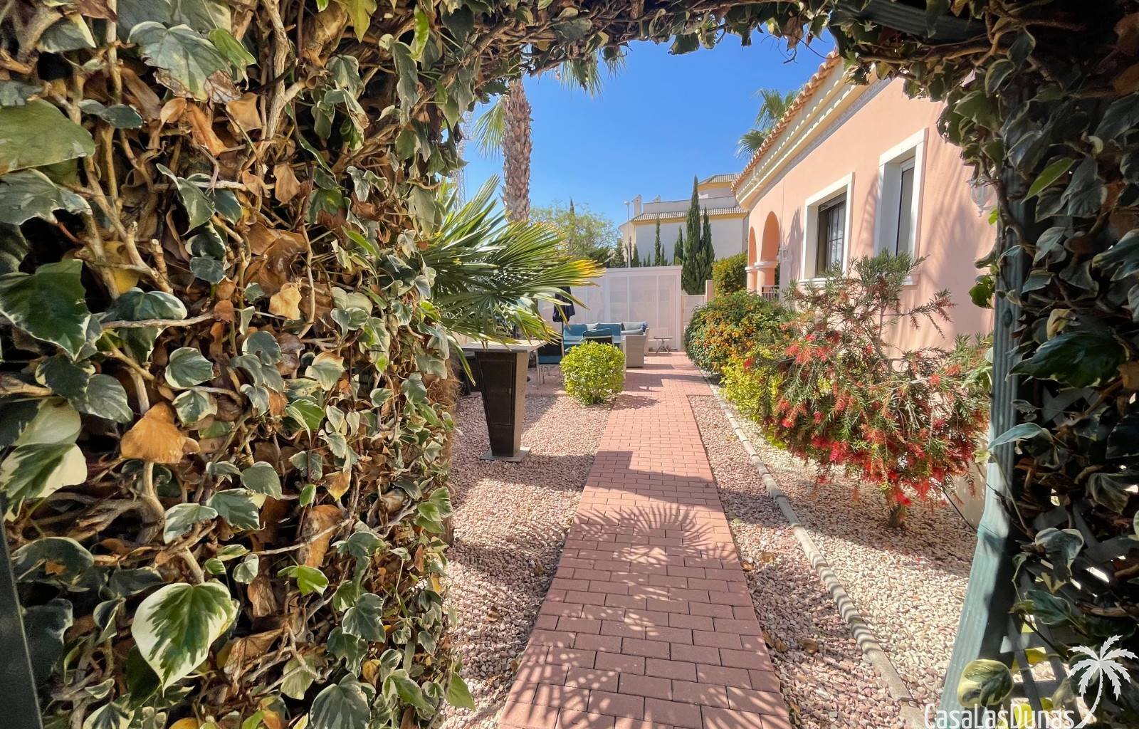 La Marina:  Die Villa Marina liegt in der charmanten Wohngegend La Marina in San Fulgencio und bietet eine Oase der Ruhe und des Luxus für alle, die ein einzigar 