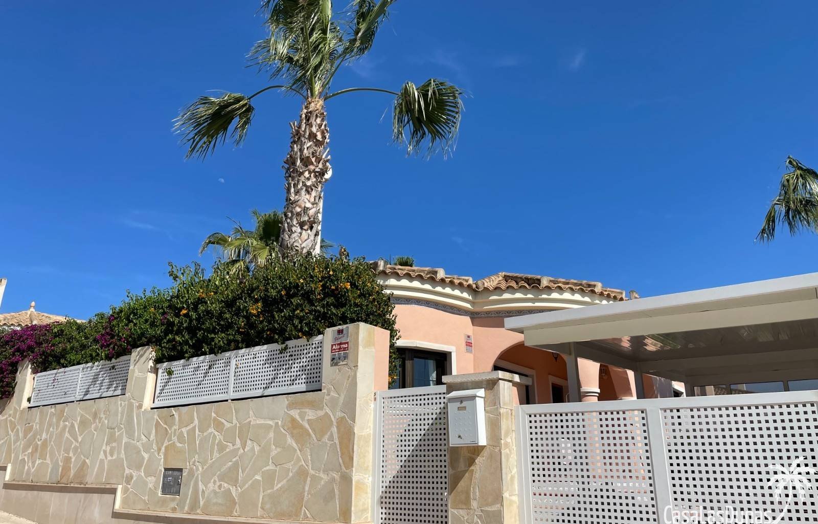 Die Villa Marina liegt in der charmanten Wohngegend La Marina in San Fulgencio und bietet eine Oase der Ruhe und des Luxus für alle, die ein einzigar