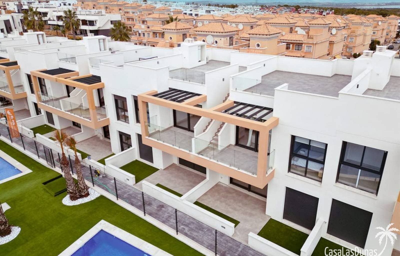 In guter Lage, nur wenige Kilometer von den Sandstränden des Mittelmeers entfernt, entsteht dieses neue Projekt. Im Projekt stehen 2 Haustypen zur Ve