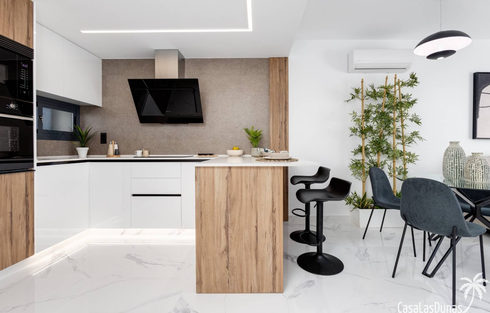 Oasis Beach XV ist ein Komplex von 130 Apartments, die die Wahl zwischen zwei oder drei Schlafzimmern und zwei Badezimmern haben, die um eine große G