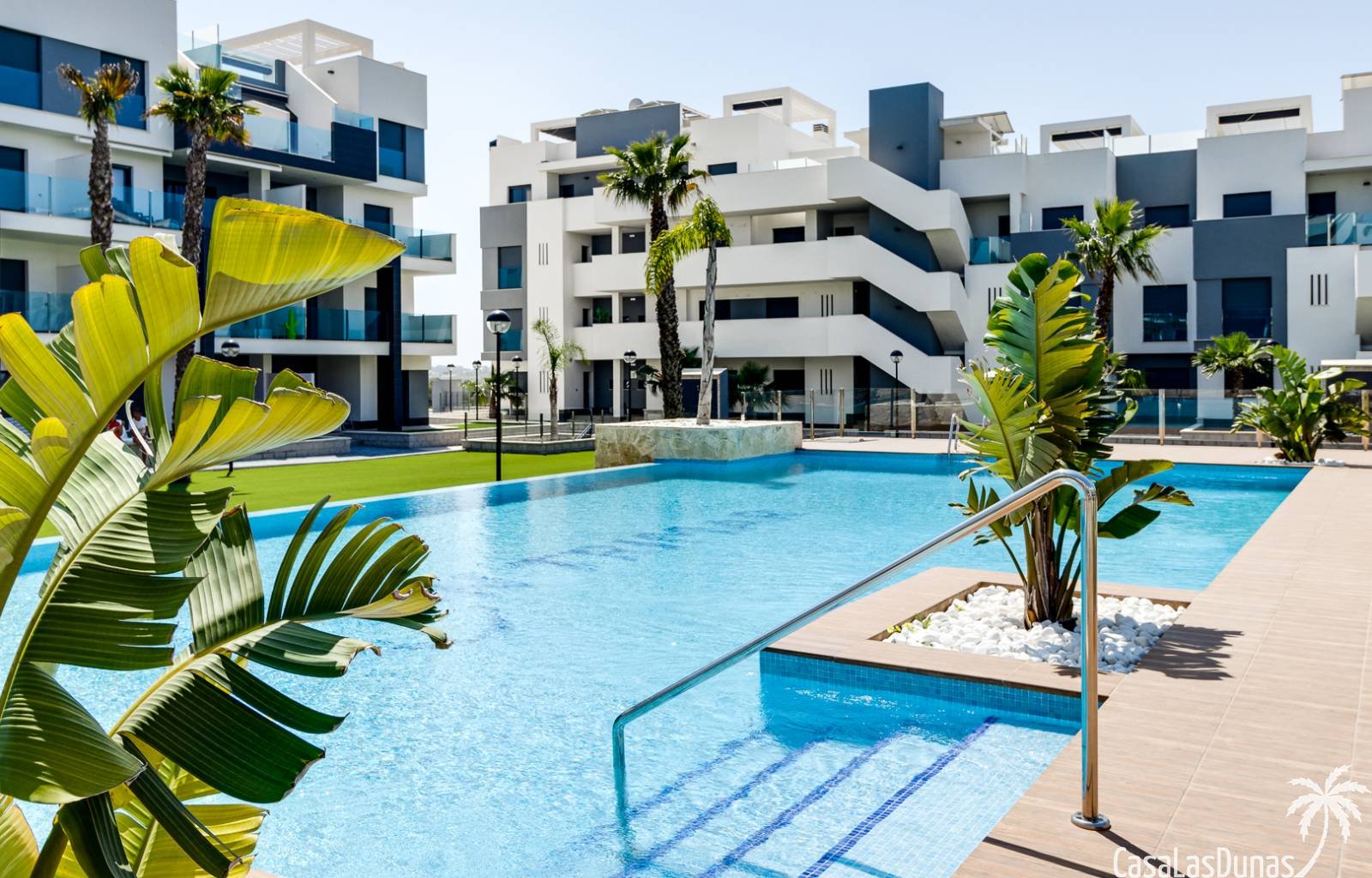 Oasis Beach XV ist ein Komplex von 130 Apartments, die die Wahl zwischen zwei oder drei Schlafzimmern und zwei Badezimmern haben, die um eine große G