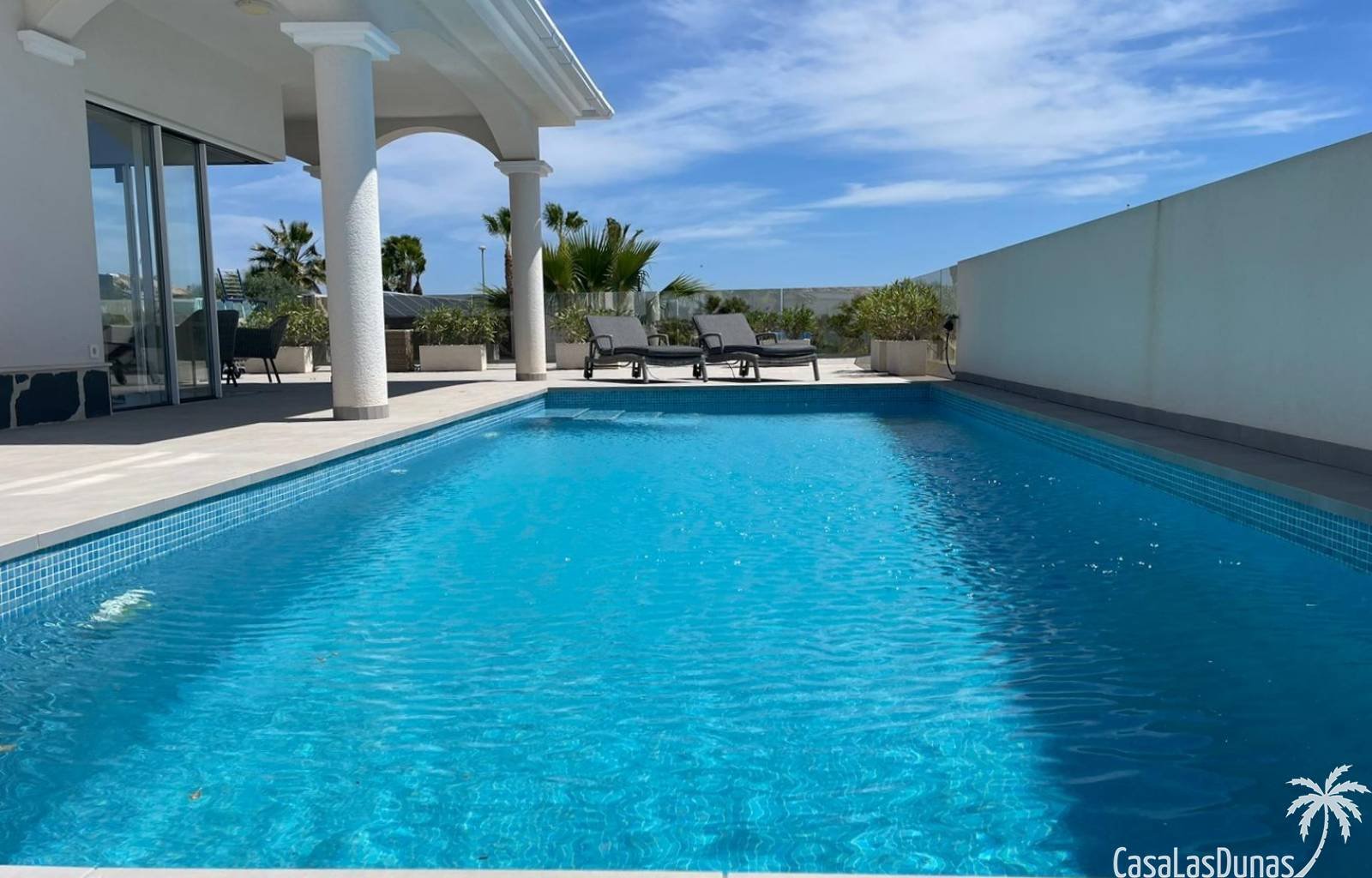 La Marina: „Villa Kiro“ ist ein luxuriöser Rückzugsort im malerischen Dorf La Marina an der spanischen Küste. Diese über drei Etagen verteilte Luxusvilla bietet La Marina: „Villa Kiro“ ist ein luxuriöser Rückzugsort im malerischen Dorf La Marina an der spanischen Küste. Diese über drei Etagen verteilte Luxusvilla bietet