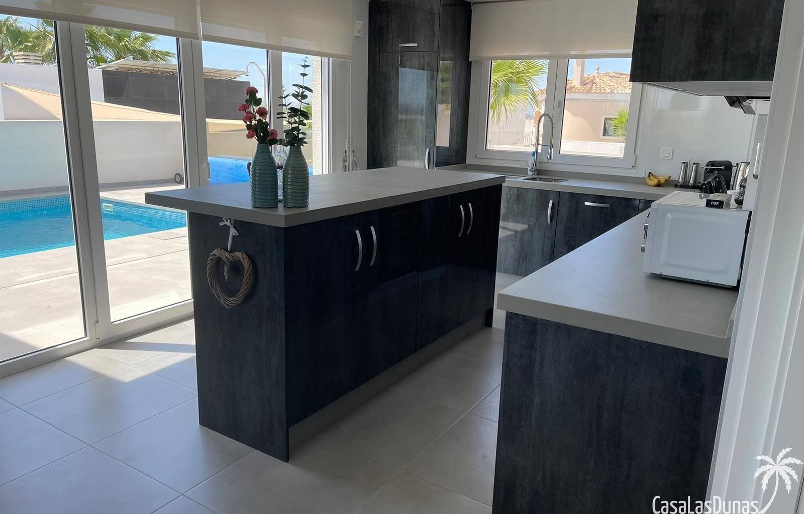 „Villa Kiro“ ist ein luxuriöser Rückzugsort im malerischen Dorf La Marina an der spanischen Küste. Diese über drei Etagen verteilte Luxusvilla bietet