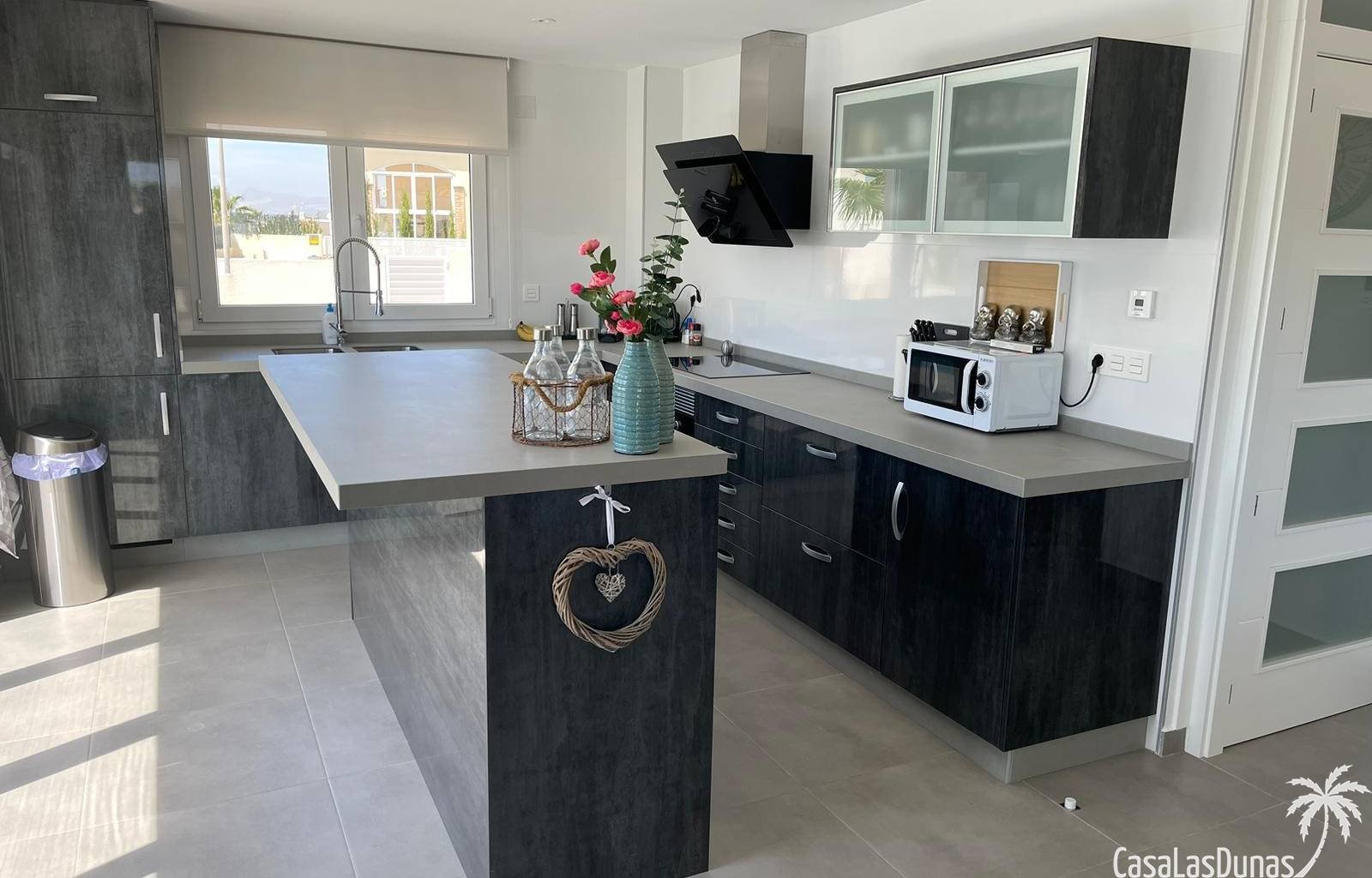 „Villa Kiro“ ist ein luxuriöser Rückzugsort im malerischen Dorf La Marina an der spanischen Küste. Diese über drei Etagen verteilte Luxusvilla bietet