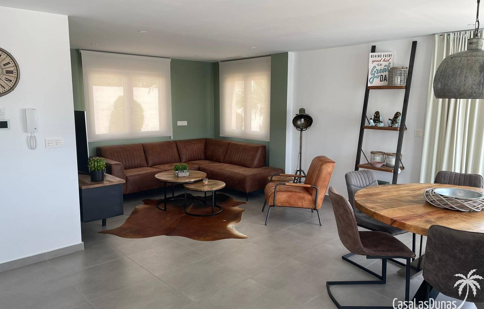 „Villa Kiro“ ist ein luxuriöser Rückzugsort im malerischen Dorf La Marina an der spanischen Küste. Diese über drei Etagen verteilte Luxusvilla bietet