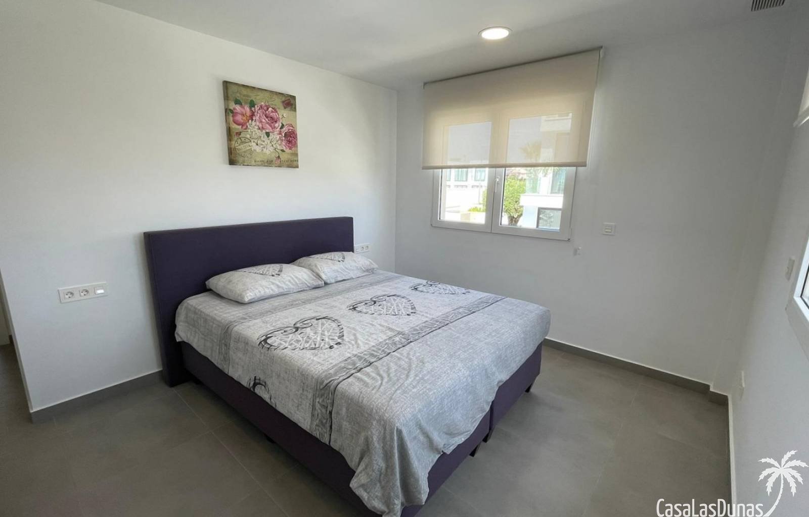 „Villa Kiro“ ist ein luxuriöser Rückzugsort im malerischen Dorf La Marina an der spanischen Küste. Diese über drei Etagen verteilte Luxusvilla bietet