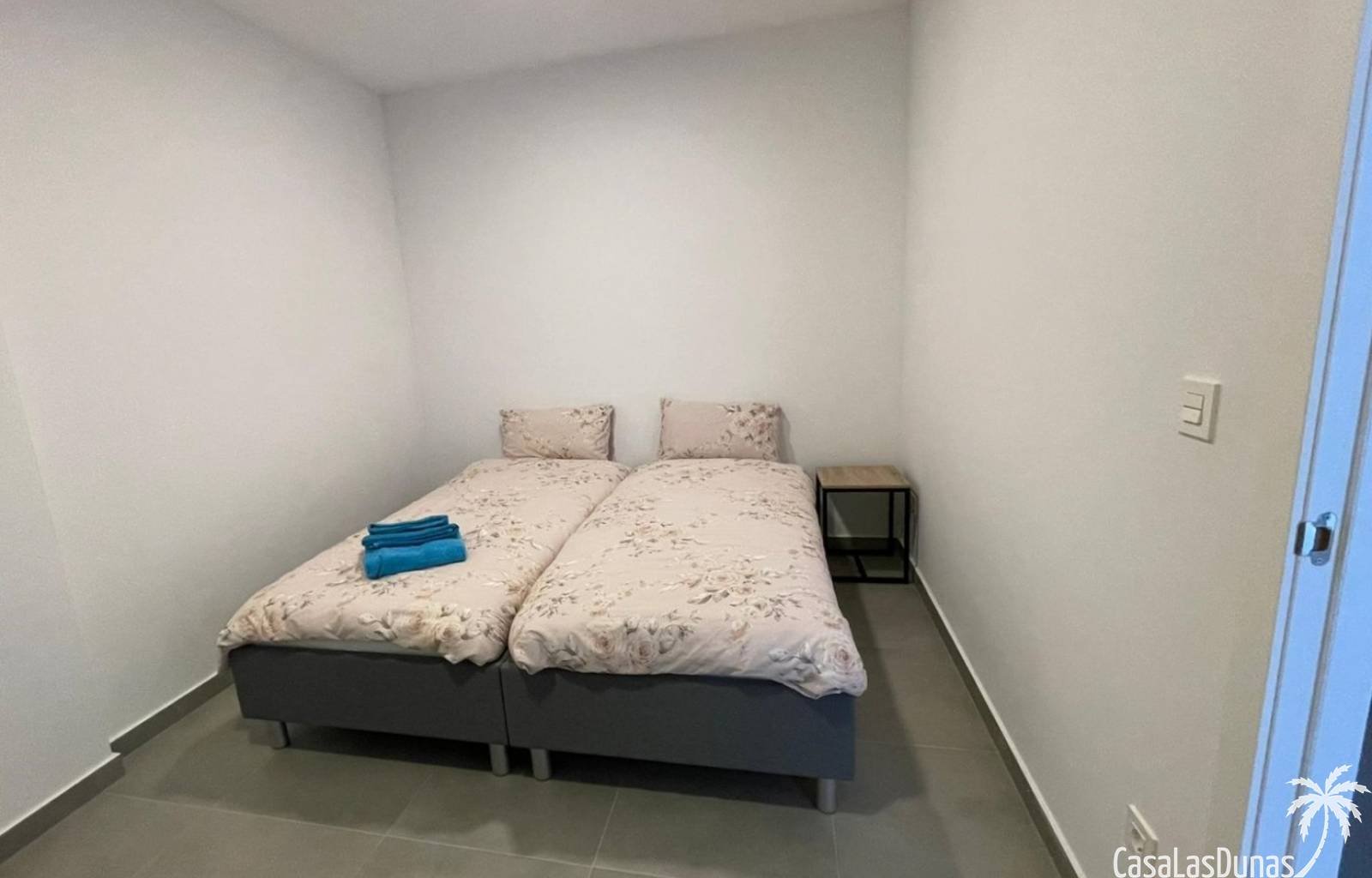 „Villa Kiro“ ist ein luxuriöser Rückzugsort im malerischen Dorf La Marina an der spanischen Küste. Diese über drei Etagen verteilte Luxusvilla bietet