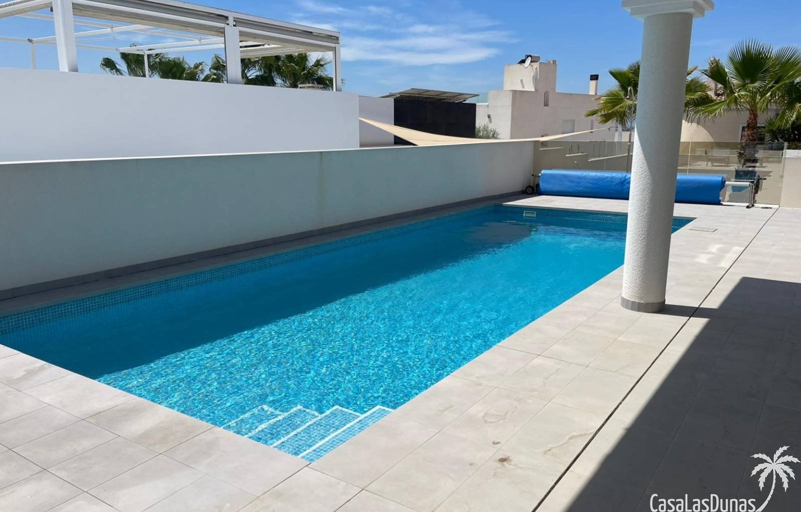 „Villa Kiro“ ist ein luxuriöser Rückzugsort im malerischen Dorf La Marina an der spanischen Küste. Diese über drei Etagen verteilte Luxusvilla bietet