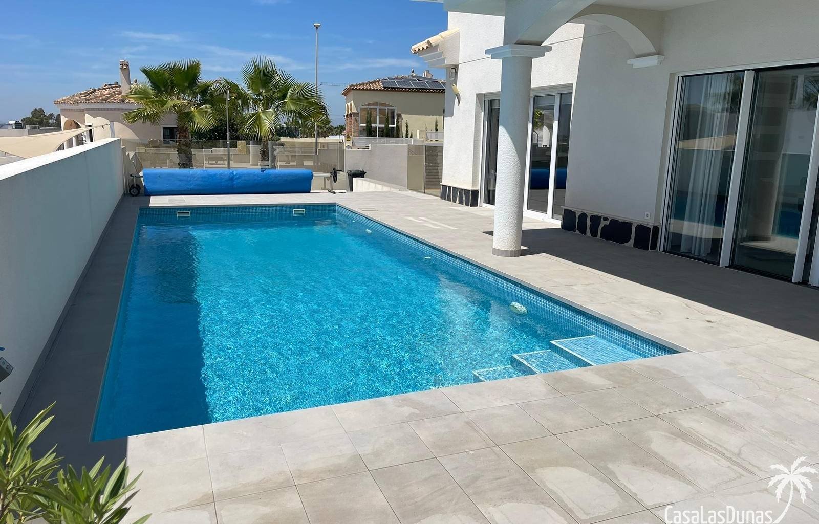 „Villa Kiro“ ist ein luxuriöser Rückzugsort im malerischen Dorf La Marina an der spanischen Küste. Diese über drei Etagen verteilte Luxusvilla bietet