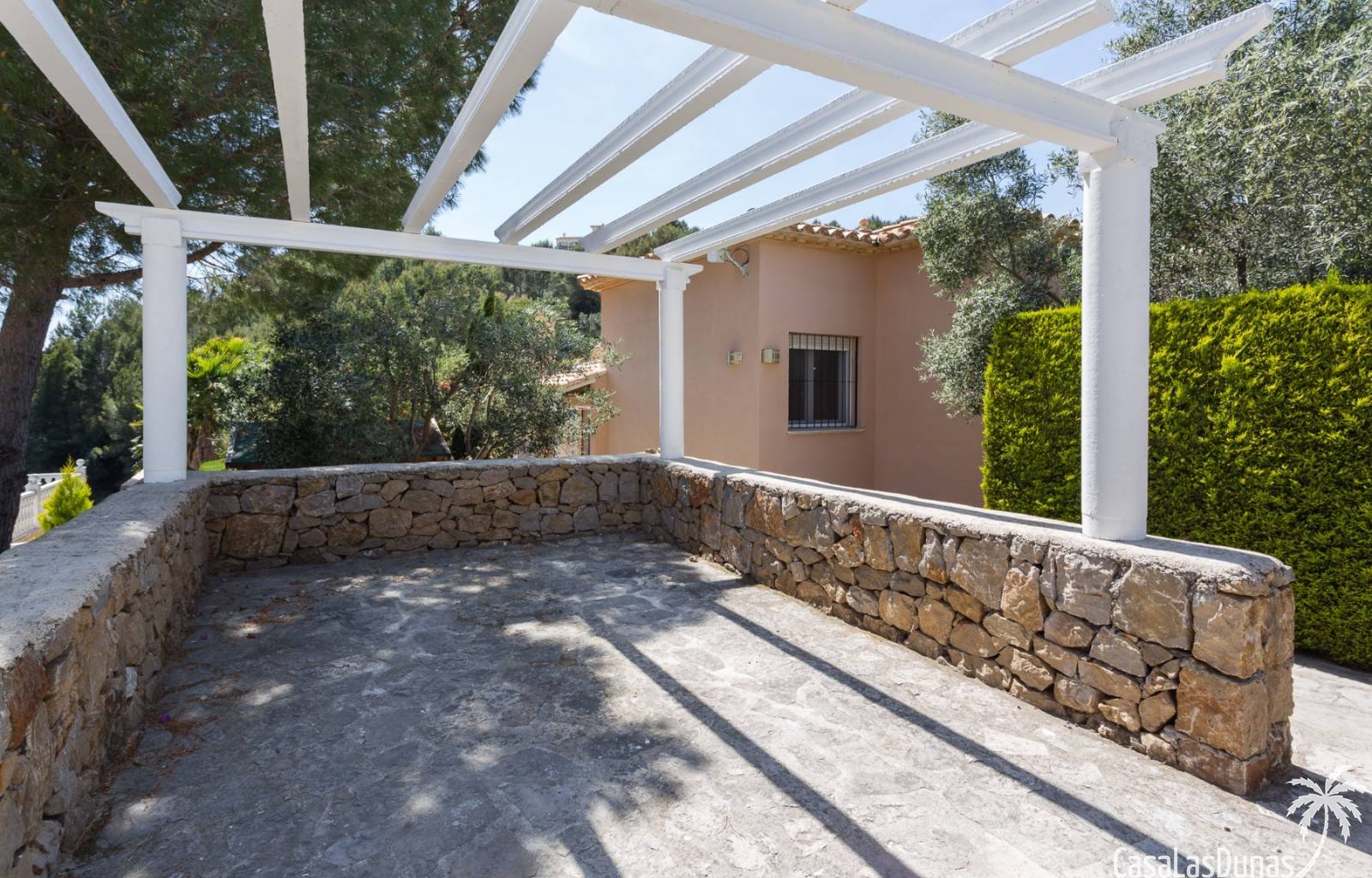 Diese wunderschöne Villa liegt auf der Südseite des Berges La Sella und ist ideal für diejenigen, die einen erholsamen und ruhigen Urlaub verbringen