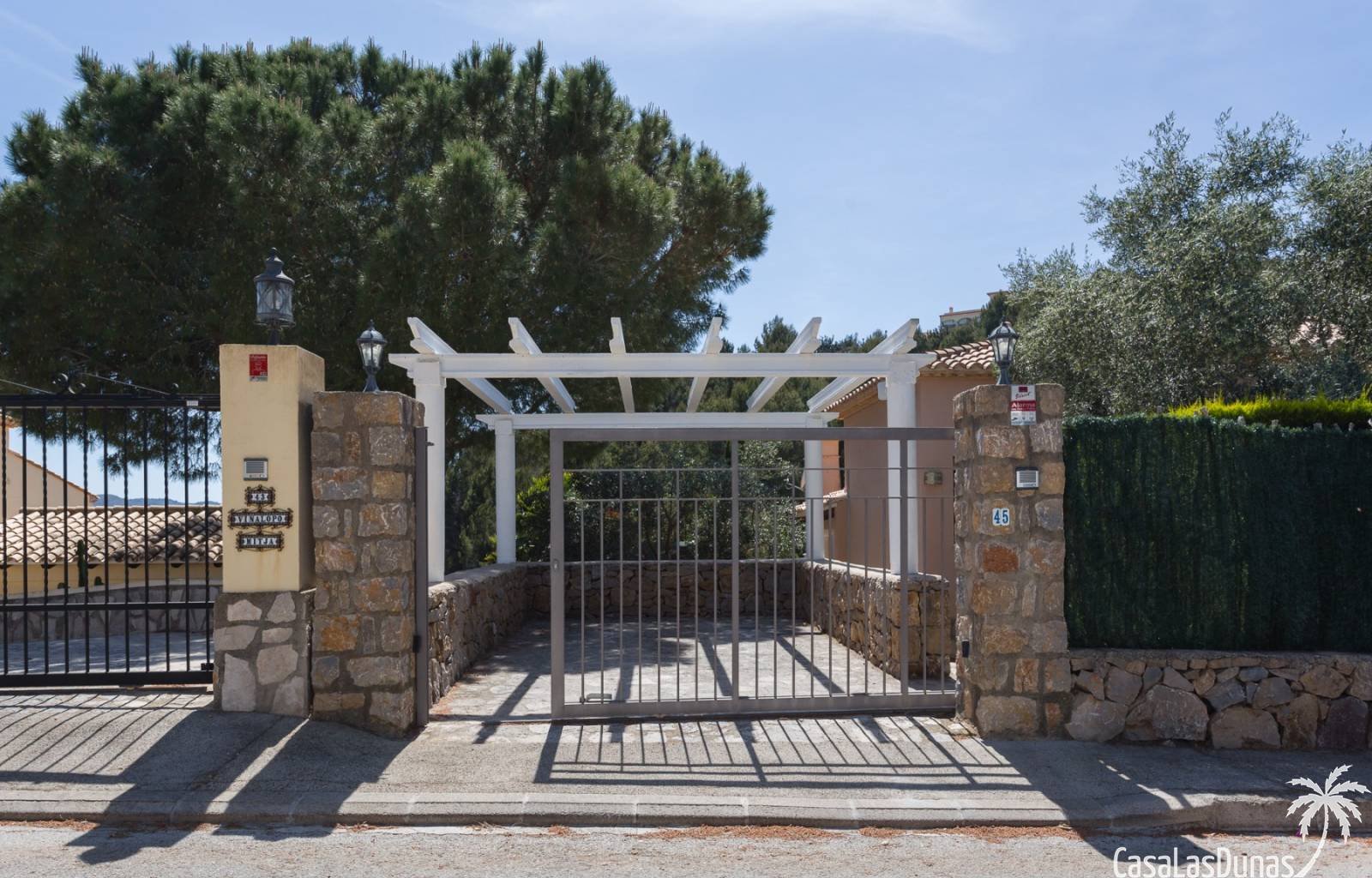 Diese wunderschöne Villa liegt auf der Südseite des Berges La Sella und ist ideal für diejenigen, die einen erholsamen und ruhigen Urlaub verbringen