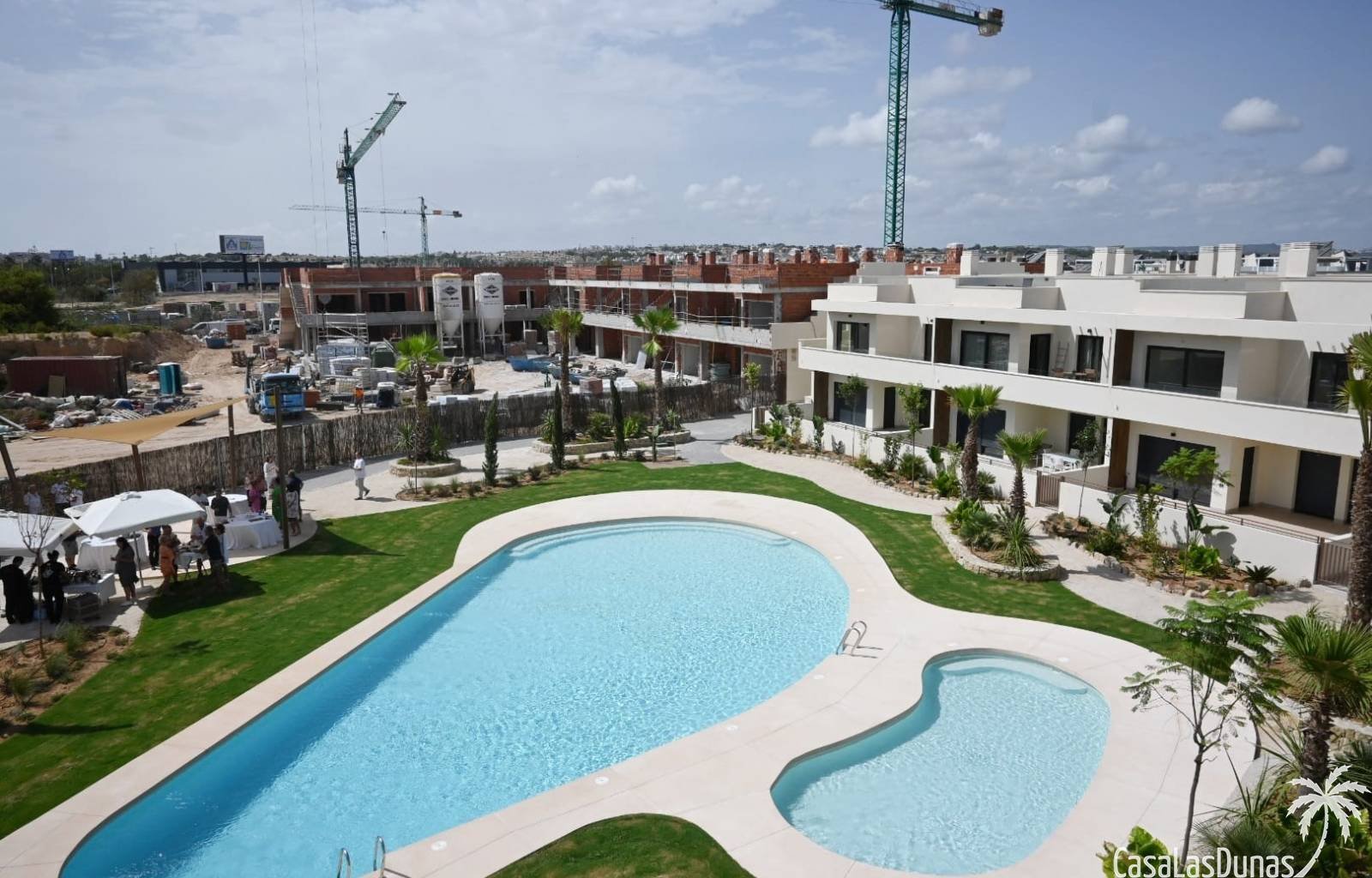 Schöne Apartments mit 2 Schlafzimmern und 2 Bädern in Torrevieja. Im Erdgeschoss und im ersten Stock. Die Häuser befinden sich in bester Lage, nur we