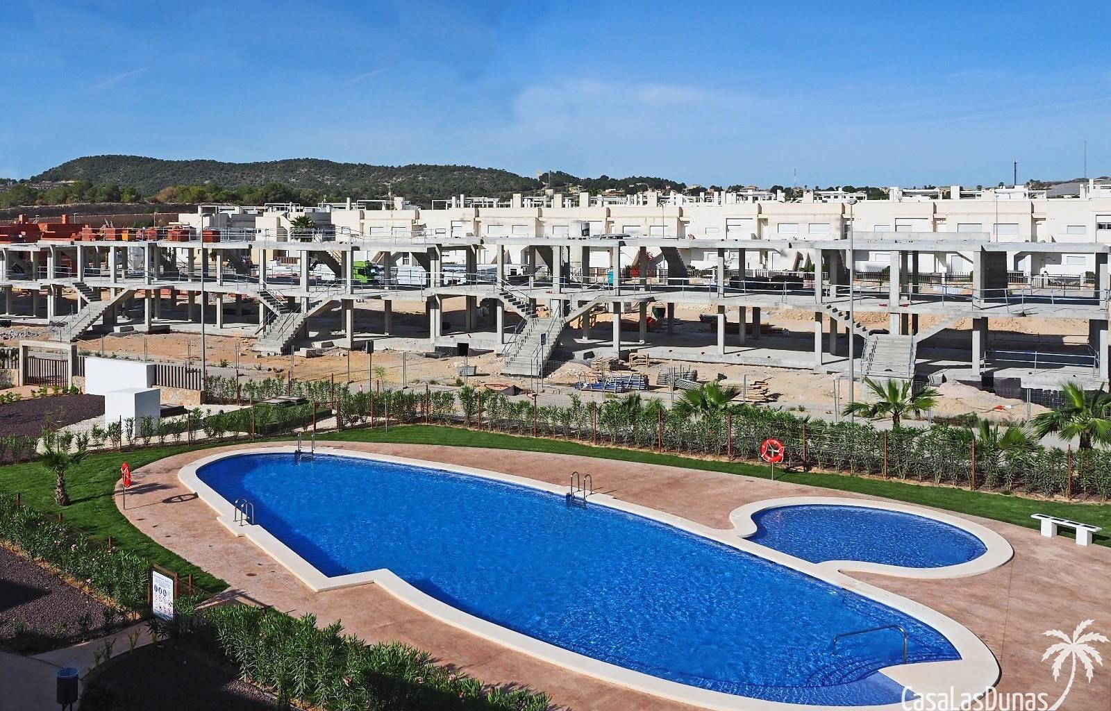 Wir finden diesen herrlichen Komplex innerhalb der Grenzen eines Golfresorts in Orihuela Costa. Es gibt Modelle mit 2 oder 3 Schlafzimmern, im Erdges