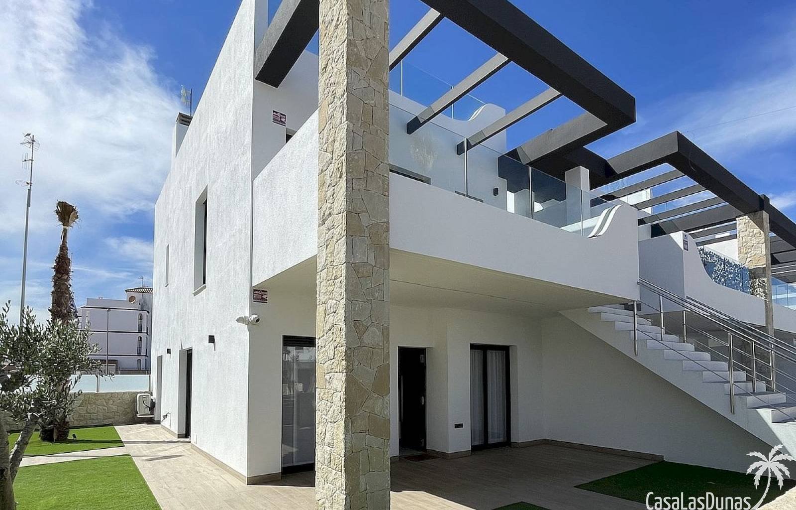 In Villamartin entsteht ein prächtiger Neubaukomplex mit 16 Doppelhäusern. Die modernen Apartments verfügen über 2 Schlafzimmer und 2 Badezimmer. Die