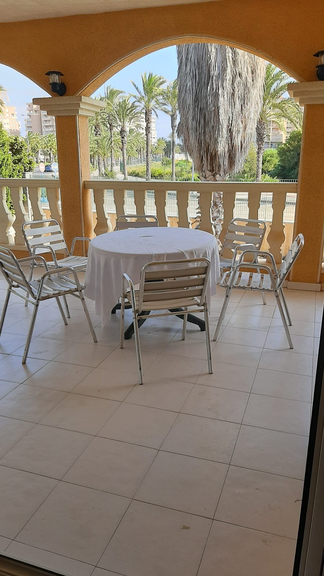 In der charmanten Stadt San Javier gelegen, bietet dieses Reihenhaus ein einzigartiges Wohnerlebnis mit Meerblick. Es wurde für diejenigen entworfen,