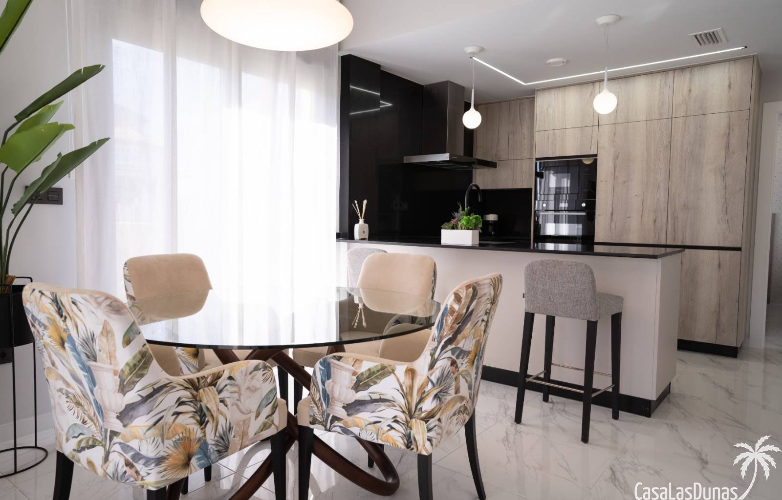 An der Costa Blanca Süd, in Pilar de la Horadada, finden wir diesen prächtigen, kürzlich erbauten Komplex mit mehreren Wohnungen. Es gibt Häuser mit