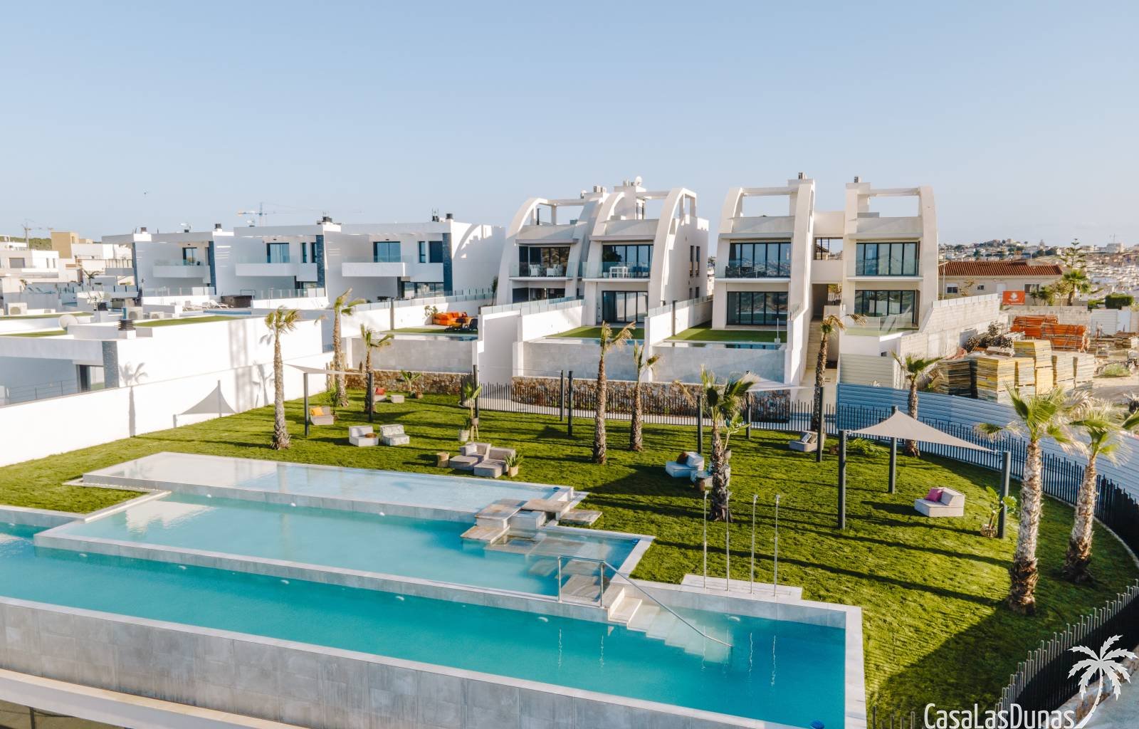 Sie suchen ein großes Haus mit privatem Pool, möchten aber in einer geschlossenen Wohnanlage wohnen? Suchen Sie also nicht weiter: Dieses Projekt ist