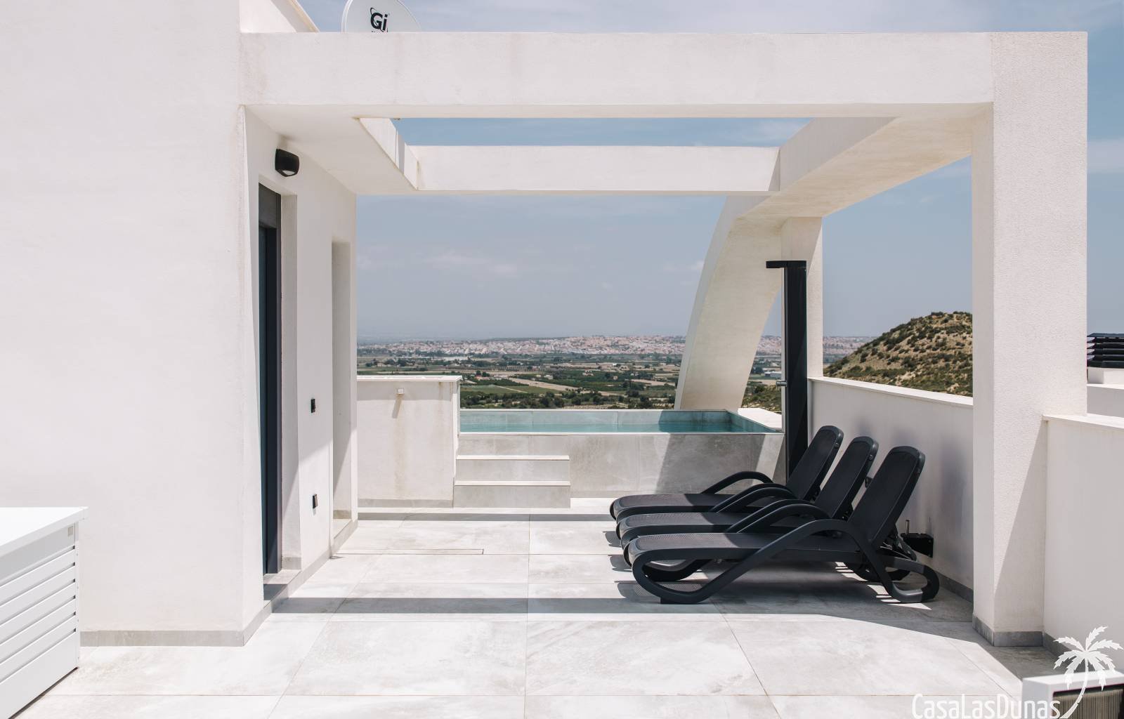 Sie suchen ein großes Haus mit privatem Pool, möchten aber in einer geschlossenen Wohnanlage wohnen? Suchen Sie also nicht weiter: Dieses Projekt ist