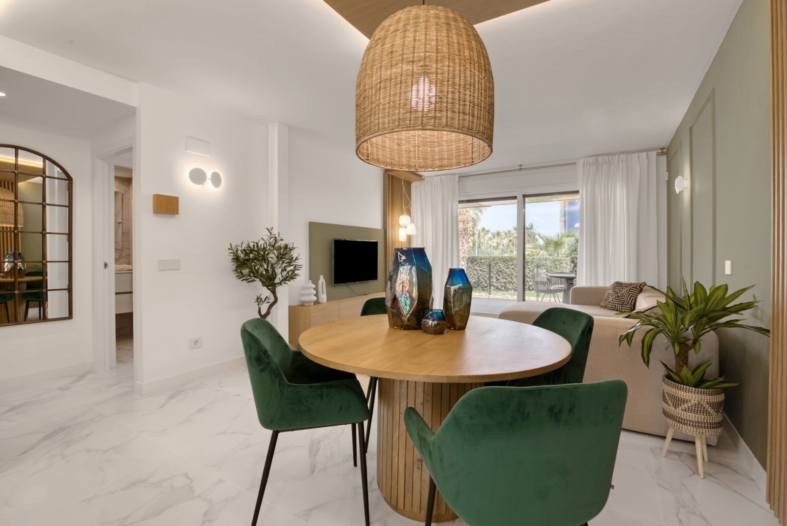 In der schönen Stadt Torrevieja gelegen, bietet diese Residenz eine Auswahl von 87 Immobilien, darunter Apartments, Erdgeschoss und Penthäuser. Mit e