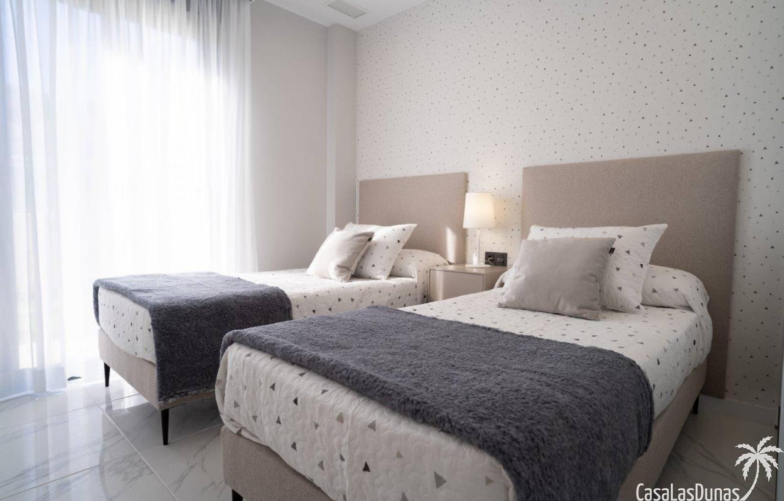 In der Nähe von Annehmlichkeiten und dennoch nur 2,3 Kilometer von den wunderschönen Sandstränden von Torre de la Horadada entfernt finden wir diesen