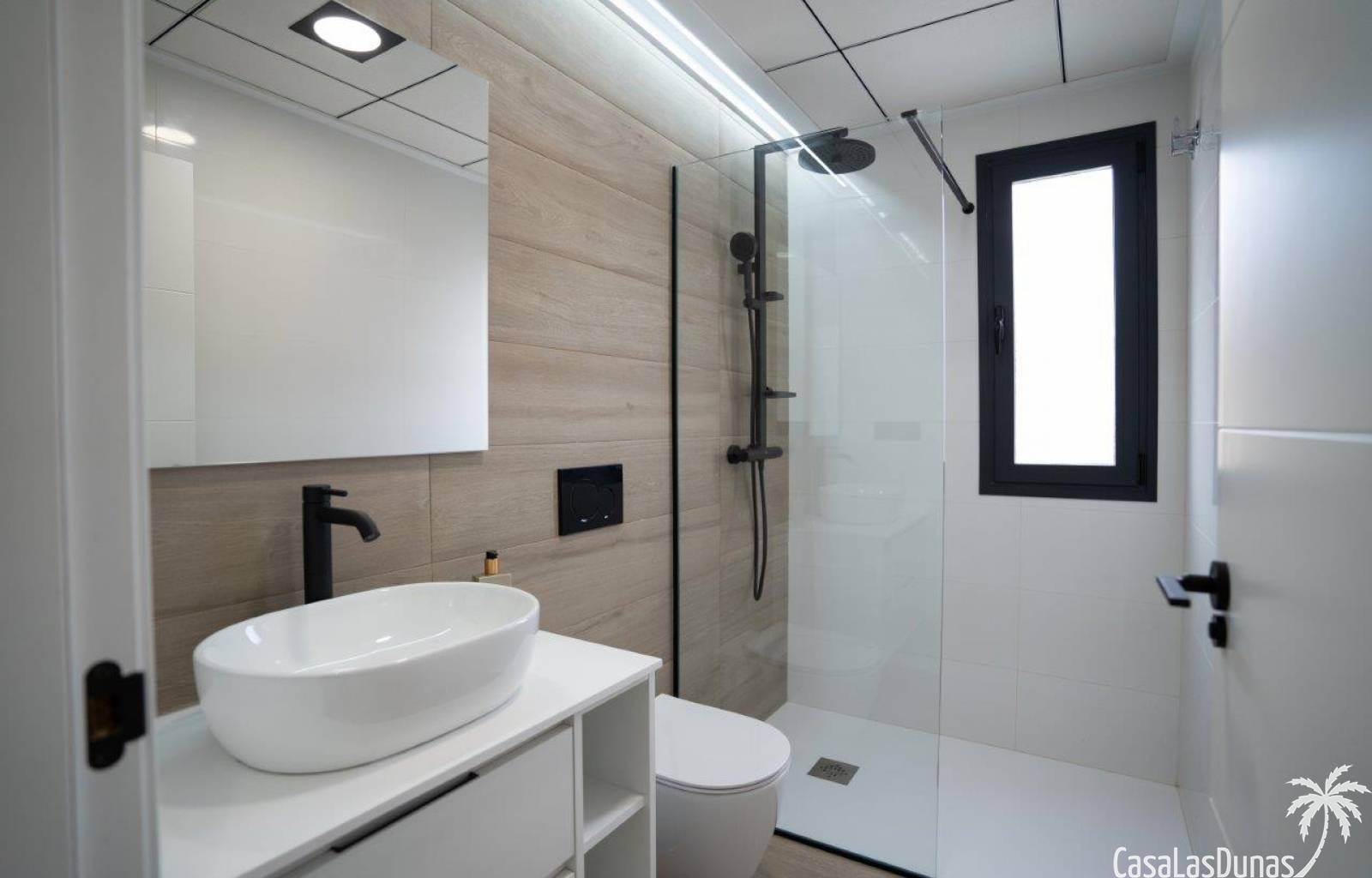 In der Nähe von Annehmlichkeiten und dennoch nur 2,3 Kilometer von den wunderschönen Sandstränden von Torre de la Horadada entfernt finden wir diesen