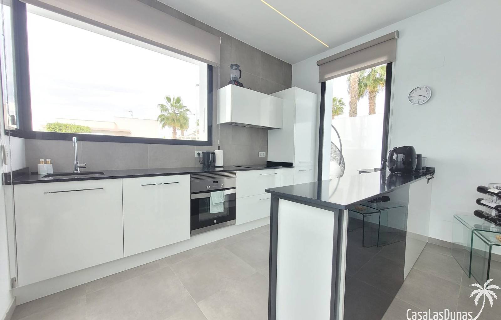 Sonrica ist eine wunderschöne Unterkunft mit perfekten Annehmlichkeiten für einen komfortablen Aufenthalt. Das Haus verfügt über zwei Toiletten und e